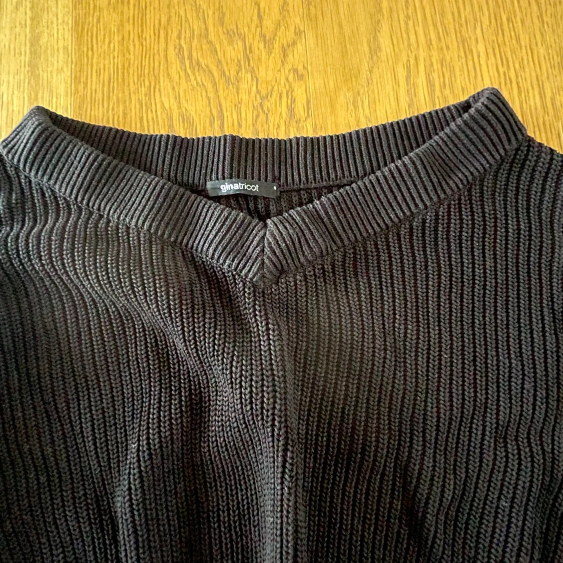 Svart stickad tröja från Gina Tricot - 1