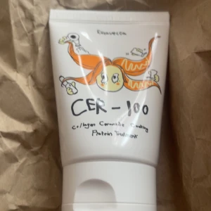 CER-100 Collagen Ceramide Coating Protein Treatment - En protein mask. Produkten är en essens och används för att vårda och stärka håret. Håret känns jätte lent efter användning. Nästan helt ny