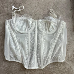 Vit spetskorsett  - Oanvänd spettskorsett som är för liten för mig