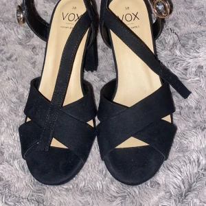 Svarta klackar - Säljer dessa superfina klackar. Inte märkbart använda då de endast är använda 1 gång. Storlek 38