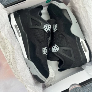 Jordan 4 Retro Black canvas - Säljer ett par Jordan 4 black canvas som är använda fåtal gånger och är nästan som nya. Skorna är 100% äkta och säljer de då jag inte har behov av skorna längre. Fler bilder kan skickas vid intresse samt pris kan diskuteras