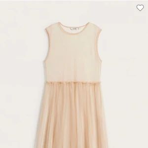 Klänning  - Säljer en elegant champagnefärgad klänning  från Kappahl . Klänningen är ärmlös med rund halsringning och har ett skirt, volangliknande tyg i kjolen som ger en romantisk känsla. Perfekt för speciella tillfällen! Oversize passar xs/s