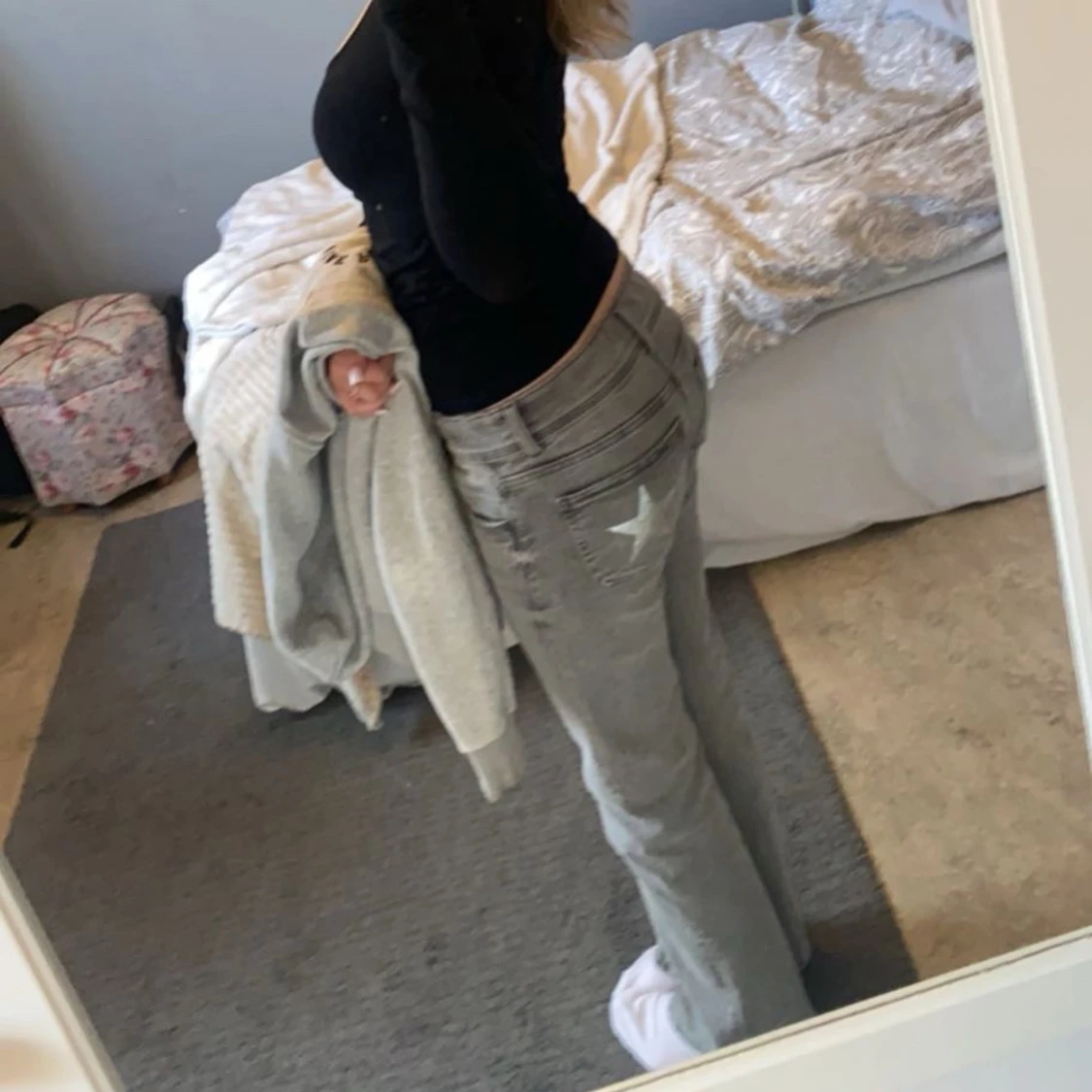 Gråa låg midjade jeans med stjärndetalj från Gina Young  - 1