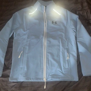 Ljusblå tröja från Under Armour  - Nytt ljusblå under armour tröja. 10/10 skick inte använt. Storlek S