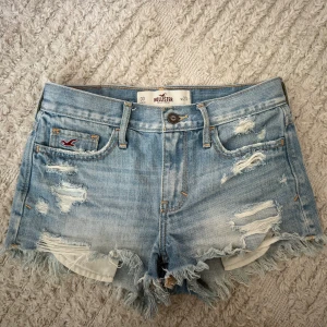 Jeansshorts - Såååå sjukt snygga lågmidjade jeansshorts ifrån hollister!! Säljer då dem tyvärr är för små🥹🥹