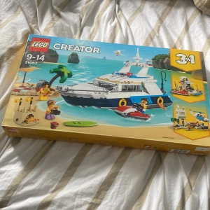 Säljer detta för att det var inte riktigt min grej - Byggsats från LEGO Creator-serien med temat yachtäventyr. Innehåller delar för att bygga en stor vit och blå yacht, strandscener och två alternativa modeller: ett strandhus och en helikopter. Passar för åldrar 9-14 år.