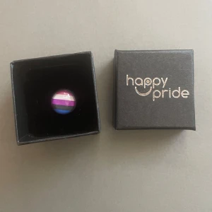 Pride örhänge med lesbiska flaggan - Örhänge med motiv i genderfluid flaggans färger: Örhänget kommer i en svart ask med texten 'happy pride' i silver. 