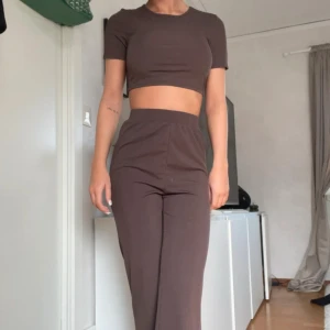 Brunt set!  - Snygga bruna byxor med hög midja och vida ben med en matchande t-shirt. Perfekta för en trendig och avslappnad stil.