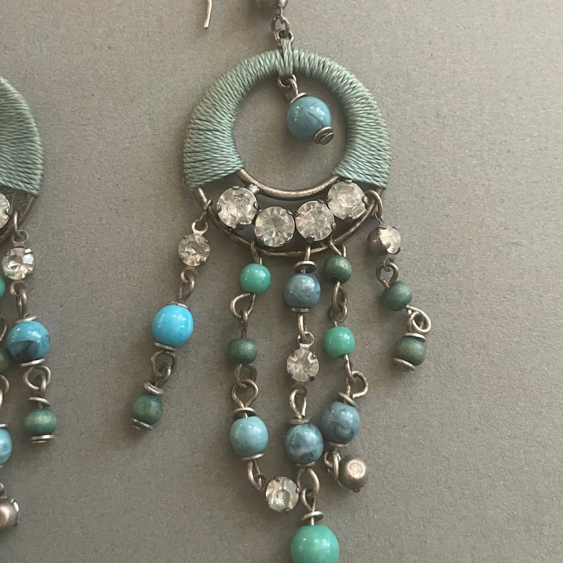 Turkosa örhängen med pärlor och strass - 1