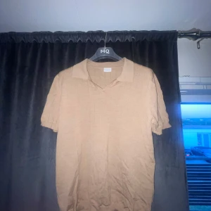 Beige stickad John Henric piké  - Hej, säljer nu min stickade John Henric piké eftersom den ej passar mig längre! Condition är: 8/10Hör av dig om du har några frågor!