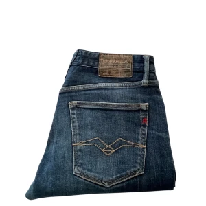 Replay Anbass jeans i blå denim - Säljer ett par Replay Anbass jeans i klassisk blå denim med snygga slitningar och kontrastsömmar. Replay-logga på bakfickan. Perfekta för dig som gillar en tidlös jeanslook. Billigare vid snabb o smidig affär, säljes då de inte passar. 31/32