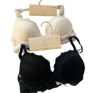 Svart & vit spets BH - Aldrig använda, storlek 70C. Lite push i! Går bra att köpa separat! 200 för båda, 100 för en.