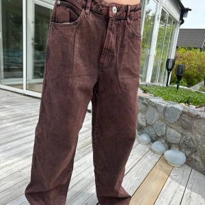 Bruna baggy jeansbyxor  - Säljer dessa bruna byxor då de är för stora för mig och inte kommer till användning. Dom är adjustable i midjan.🌺Hör av dig vid frågor.🤗