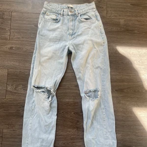 Ljusblå slitna jeans från Perfect Jeans - Ljusblå jeans från Perfect Jeans med raka ben och slitna hål på båda knäna!💞