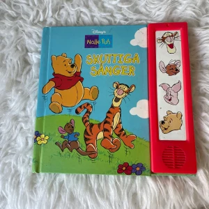 Nalle Puh Skuttiga Sånger - Barnbok med ljudpanel från Disney om Nalle Puh och hans vänner. Färgglada illustrationer på blå och grön bakgrund, med karaktärer som Tiger, Nasse, Puh och Ru. Boken innehåller , och ljudknappar för att spela melodier.kan möta er i Stockholm city eller röda linjen 