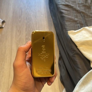 1 Million Eau de Toilette från Paco Rabanne 50ml - 1 Million från Paco Rabanne är en ikonisk herrparfym i en lyxig guldfärgad flaska. Doften är fräsch och kryddig med inslag av läder och trä. Flaskan rymmer 50 ml och har en unik design som påminner om en guldtacka.