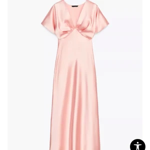Ljusrosa långklänning i satin - Rosa satinklänning från Zara perfekt till bal. Helt oanvänd. Lite kortare i modellen. Slutsåld i butik och online.