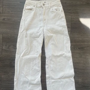 Vita raka jeansbyxor från Divided - Säljer ett par vita jeansbyxor från Divided i storlek 36! Finns pytte små fläckar som syns på dom sista bilderna men dom e rätt små!💞jeansen är också strechiga.