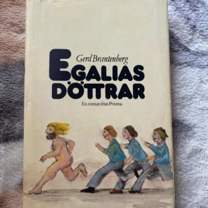 Egalias döttrar - Egalias döttrar av Gerd Brantenberg är en satirisk roman där könsrollerna är ombytta och kvinnor har makten. Boken utmanar normer och skildrar samhället genom huvudpersonen Petronius Bram. Svensk översättning av Ebba Witt-Brattström.