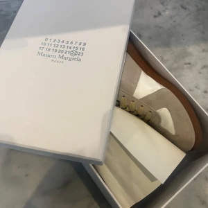 Maison margiela  skor - Maison margiela skor, i storlek 42, köptes på vinted så vet ej om autentiska, annars i fint skick använda kanske 5 gånger! 