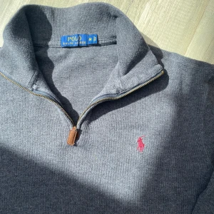 Ralph laure halfzip - Tja säljer nu denna stiliga halfzip tröjan från Ralph lauren! Mycket fint skick men skulle säga att den är mer åt S hållet istället för M! Pris kan diskuteras o hör av dig för minsta fundering;)