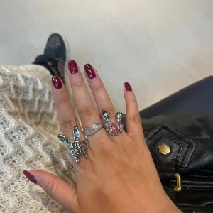 Silver Ringar  - 149kr/styck💖💖 2 för 249kr, 3 för 299kr. Längst till höger kan du justera, de andra är 16,8 mm (motsvarar S) 