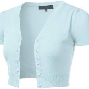 Ljusblå croppad bolerotopp - Säljer en ljusblå croppad bolerotopp med korta ärmar och v-ringning. Toppen har knappar framtill och ribbade kanter. Perfekt att styla över ett linne eller klänning.