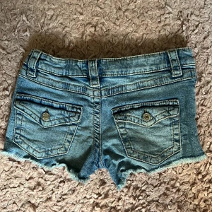 Lågmidjade Jeanshorts  - Lågmidjade jeanshorts. Dem är ifrån Gina tricot. Storlek 152 men sitter som xs. Inga defekter. Säljer eftersom dem it kommer till användning. Om du har någon eller några frågor så är det bara att fråga på💗