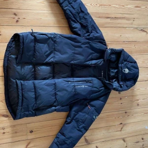 Blå Sail Racing jacka  - Säljer min sail racing jacka använder inte den nåmer. inga skador på den. Storlek M. Kom privat för fler bilder o frågor