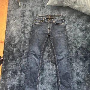  Nudie Jeans - Tja, säljer dessa mörkblå jeans från nudie jeans i storlek 30:32. Är av modellen grim Tim så slimfit. Hör av er för fler frågor. Mvh Charlie