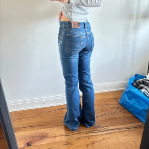 Bootcut jeans - Lågmidjade utsvängda jeans från lee. Storlek w28/L33