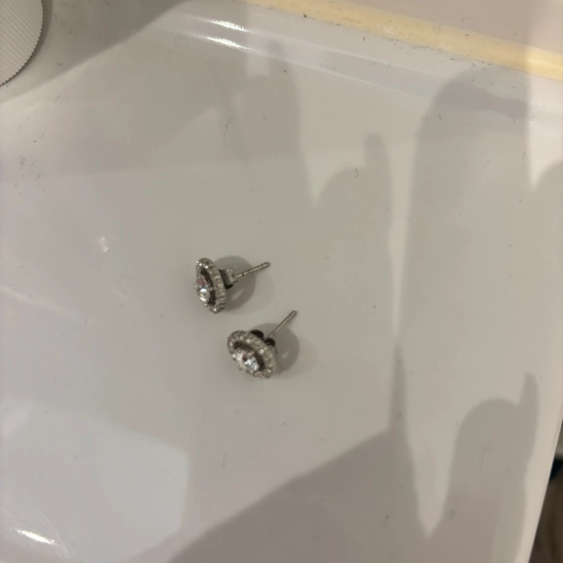 Silverfärgade örhängen från lily and Rose  - 1