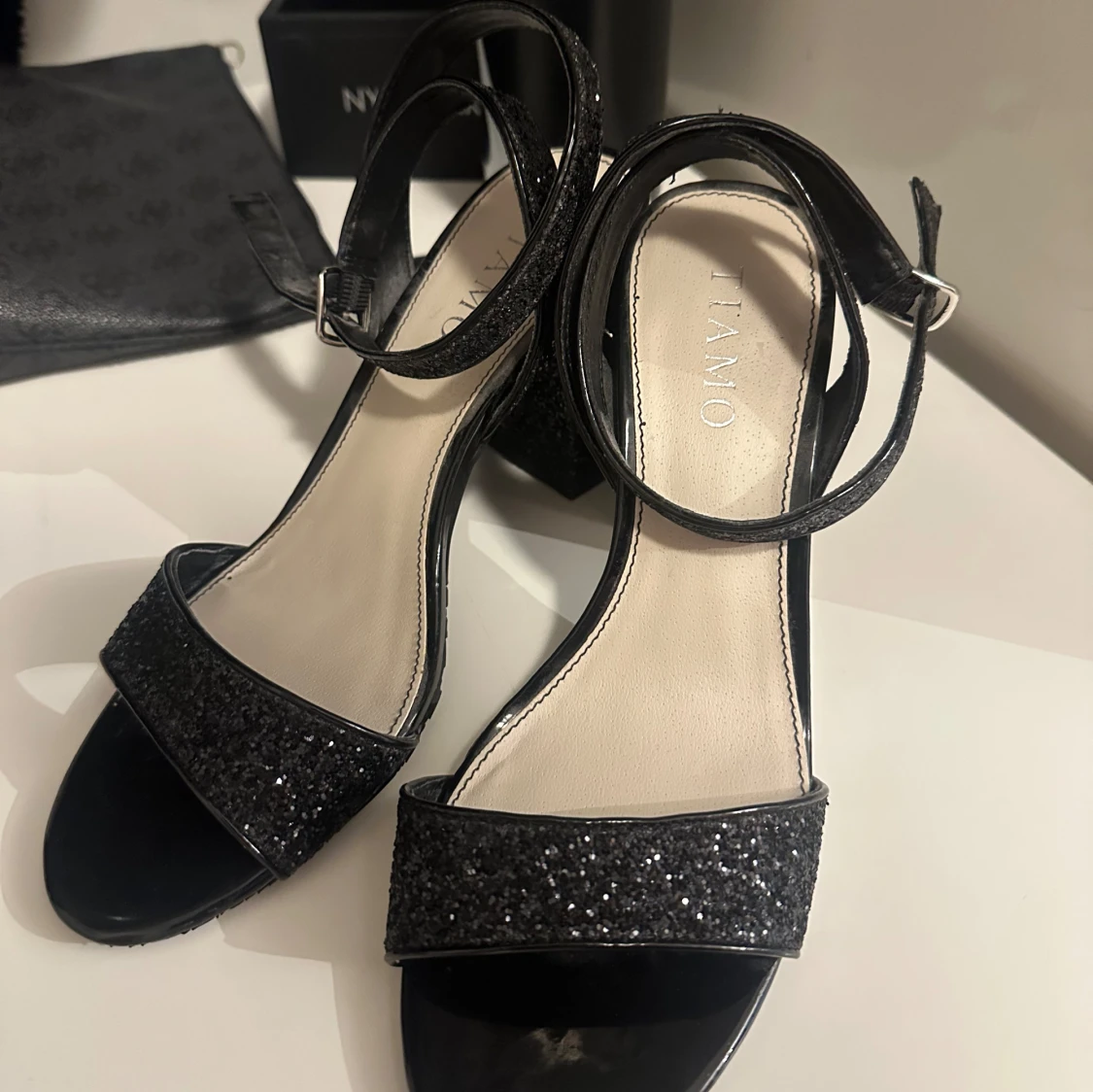 Svartglittriga tiamo klackeskor