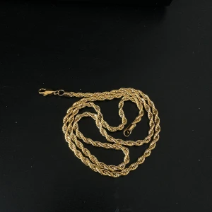 Cordell länk 60cm 4mm - Cordell halsband 18k äkta guldpläterad  60 cm lång  4 mm tjock  Hämtas upp i Helsingborg  Kan fraktas också köparen står för det 20-40kr Fast pris