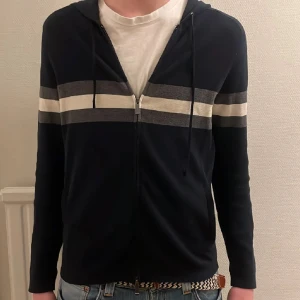 Massimo dutti hoodie - Säljer denna sjukt feta och eftertraktade Massimo dutti hoodie. Hoodien är i nyskick och den har inga skador. Sjukt sällsynt då den inte tillverkas längre. Storleken är L men sitter som en m modellen på bilden är 190, passar 175-185