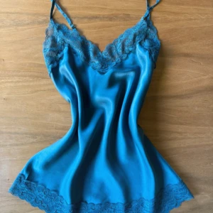 Intimissimi topp  - Super fin intimissimi topp eller ”nattlinne” i en turkos färg. Bara använd ca 2 gånger. Så så bra kvalité och så din sommarfärg🩵nypris är 599kr