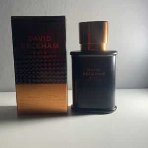 David beckham bold instinct  - Tjenixen, säljer min bild instinct för väldigt bra pris doften är elegant och man känner doften av frukter men ändå en maskulin twist drygt 25ml kvar det är svårt att se men på bild 3 ser man ändå lite grann