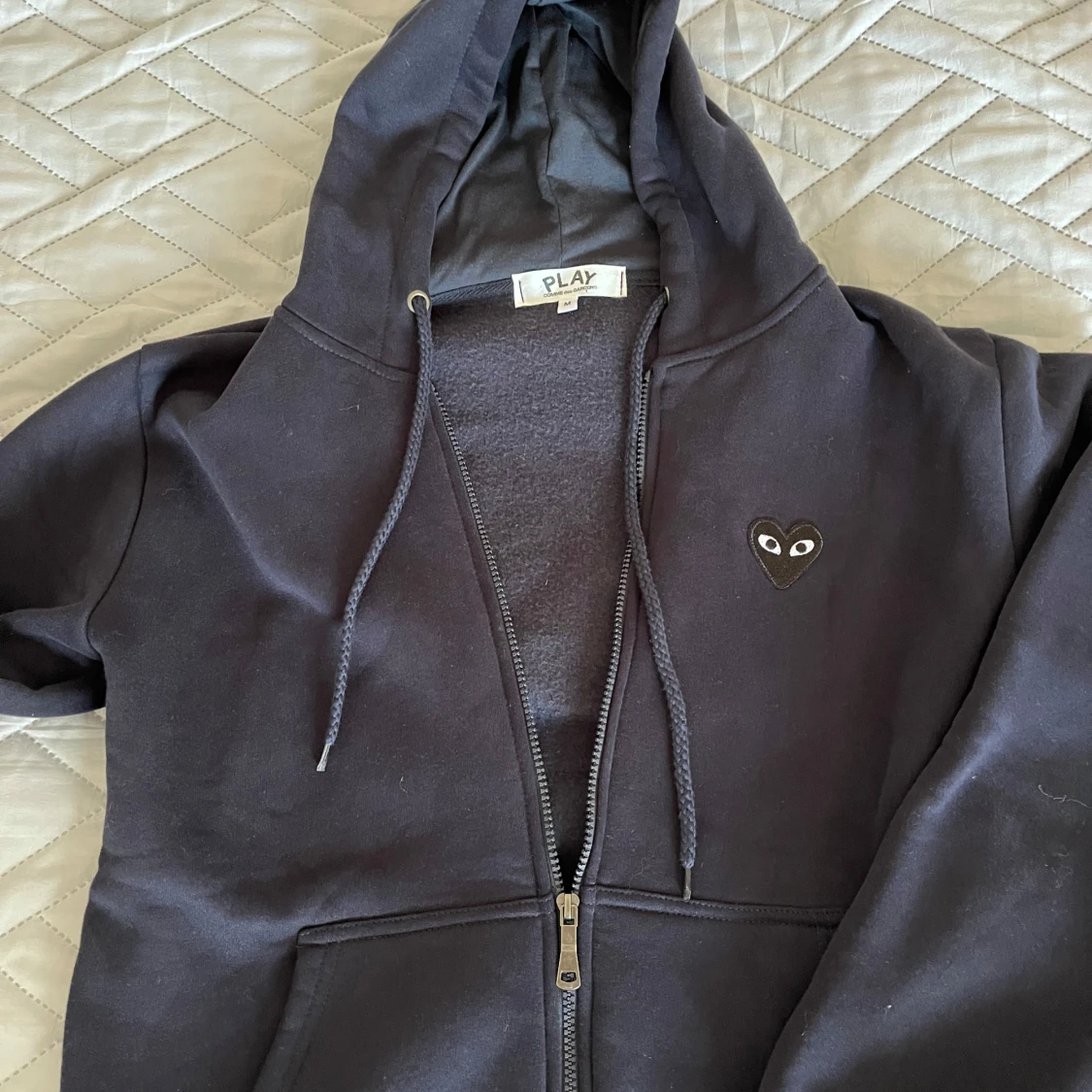 Svart hoodie från Comme des Garçons Play