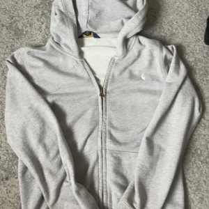 Grå Ralph lauren hoodie  - En Ralph lauren tjocktröja i barn storlek men passar mig som har xs. Pris går att diskutera💗