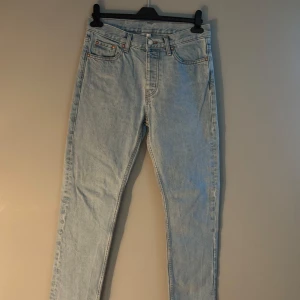 Weekday Pine 28/32 - Säljer ett par jeans från weekday i modellen Pine. De är i fint skick och är storlek 28/32 och skulle liknas till S.
