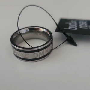 Ring (nypris 399) - Silvrig och svart ring gjord av rostfritt stål med text på latin från Bud to Rose. Nypris 399 (spara 299!), endast testad. Har en i storlek S och M, passar kille och tjej