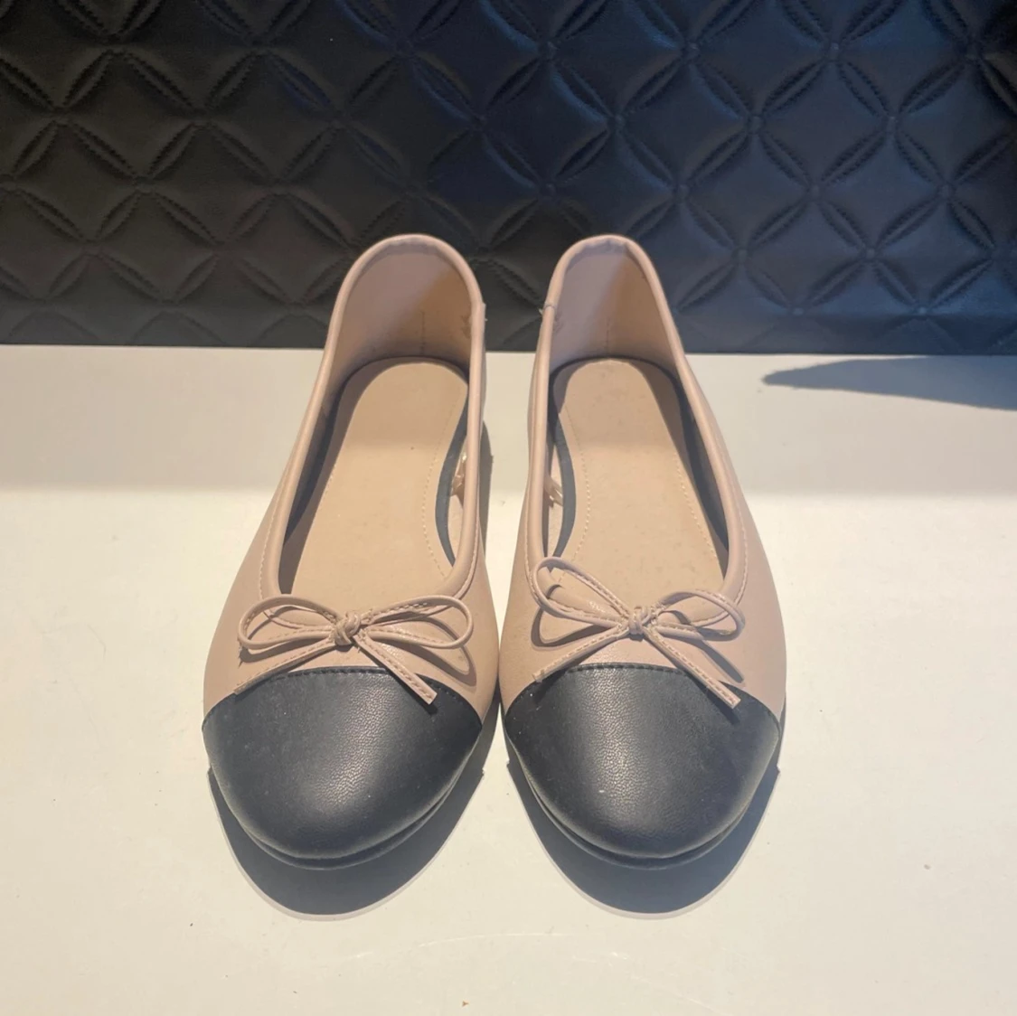 Beige och svarta ballerinaskor