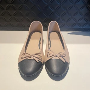 Beige och svarta ballerinaskor - Fint skick!