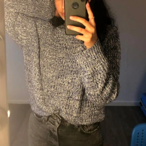 Blåvit stickad tröja från Gina Tricot - Säljer en mysig blåvit stickad tröja från Gina Tricot. Tröjan har en grovstickad struktur, rund halsringning och långa ärmar. Perfekt för kyligare dagar och enkel att matcha med jeans eller kjol.