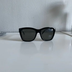 Solglasögon  - Säljer ett par solglasögon som inte används 