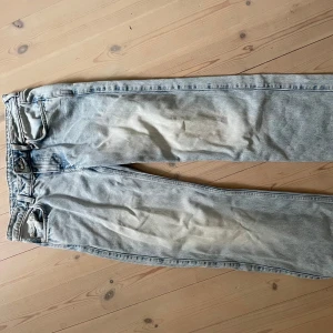 Ljusblå arrow jeans - Säljer arrow jeans i storlek W 26 L 30. De är lågmidjade och det är samma jeans som på sista bilden fast i en annan färg.💗 Tyvärr är de försmå på mig så kan inte skicka fler bilder på💞