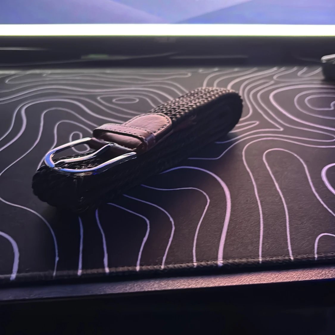 Svart flätat bälte med bruna skinn-detaljer