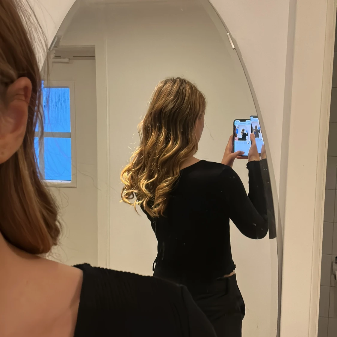 Svart ribbad kofta från H&M med pärlknappar - 1