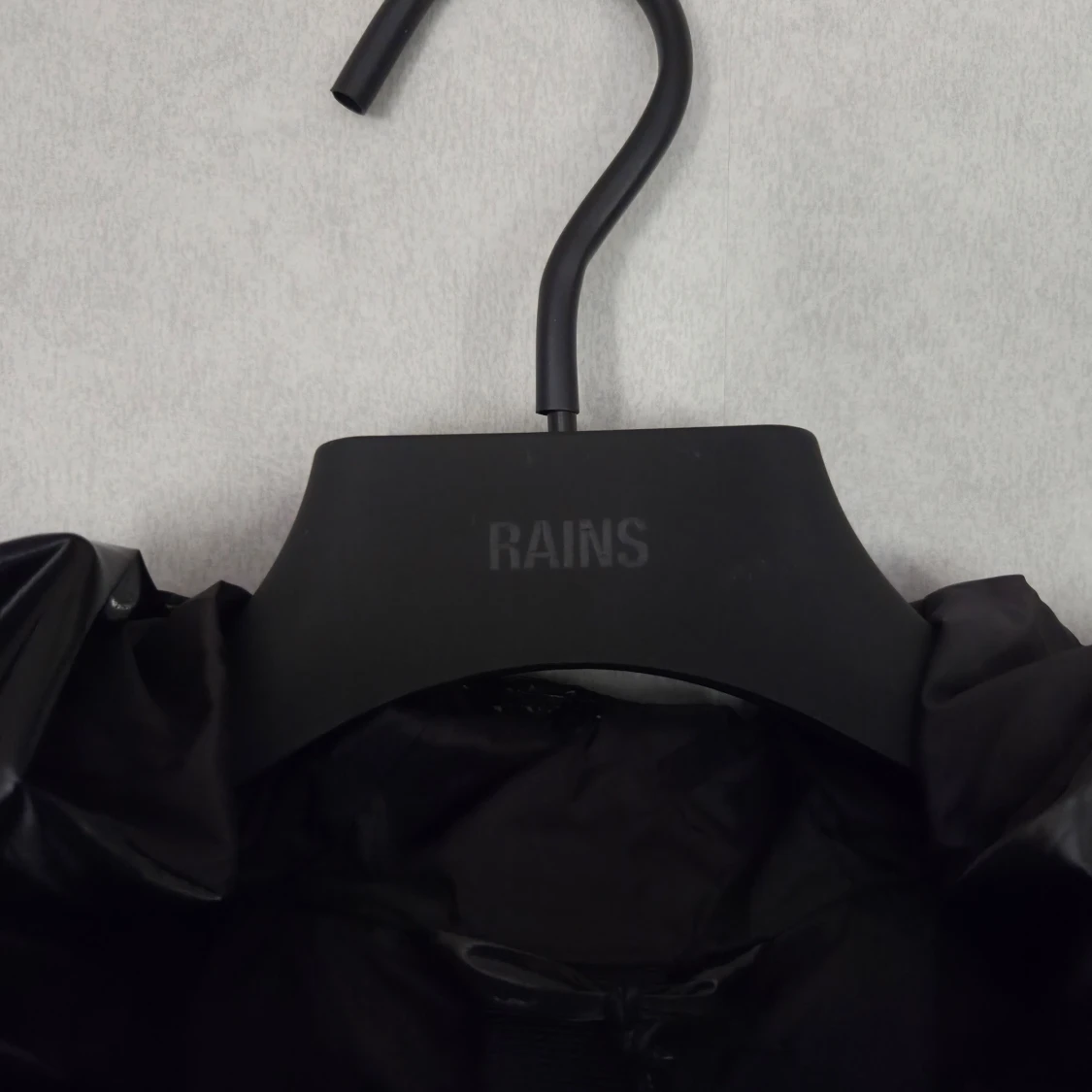 Svart pufferjacka från RAINS - 3