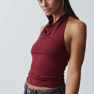 Vinröd halterneck linnetopp - jätte söt top från gina som har jätteskönt material. Säljs pga att ja inte använder. Strl xxs